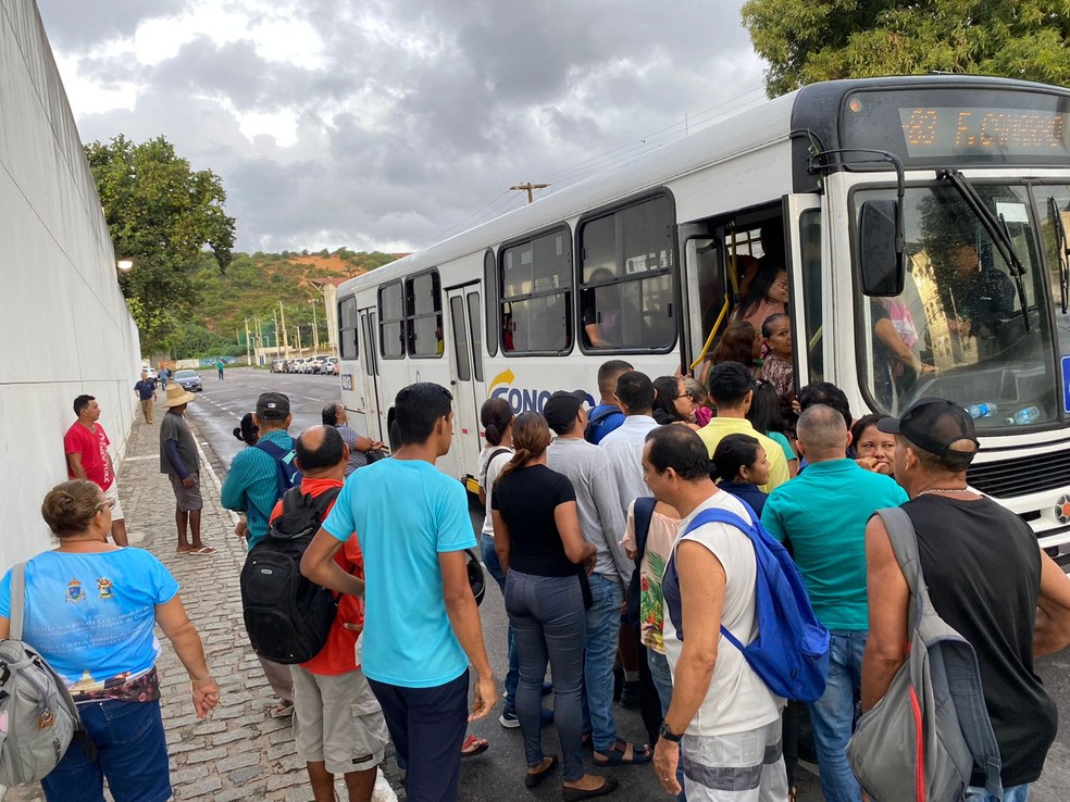 Em Natal, Ônibus saíram das garagens mais tarde e as paradas ficaram lotadas — Foto: Pedro Trindade/Inter TV Cabugi