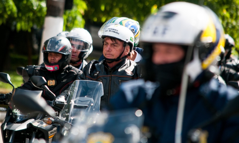 Jair Bolsonaro (PL) em passeio de moto no dia 15 de abril de 2022 — Foto: ROBERTO COSTA/CÓDIGO19/ESTADÃO CONTEÚDO