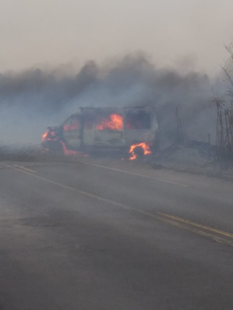 Incêndio na SP-284, em Martinópolis — Foto: Cláudio da Ponte