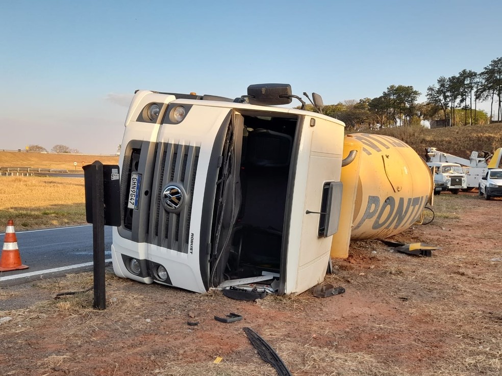 Motorista perde controle e tomba caminhão pipa em alça de acesso de Rodovia de Piracicaba  — Foto: Edijan Del Santo/EPTV 