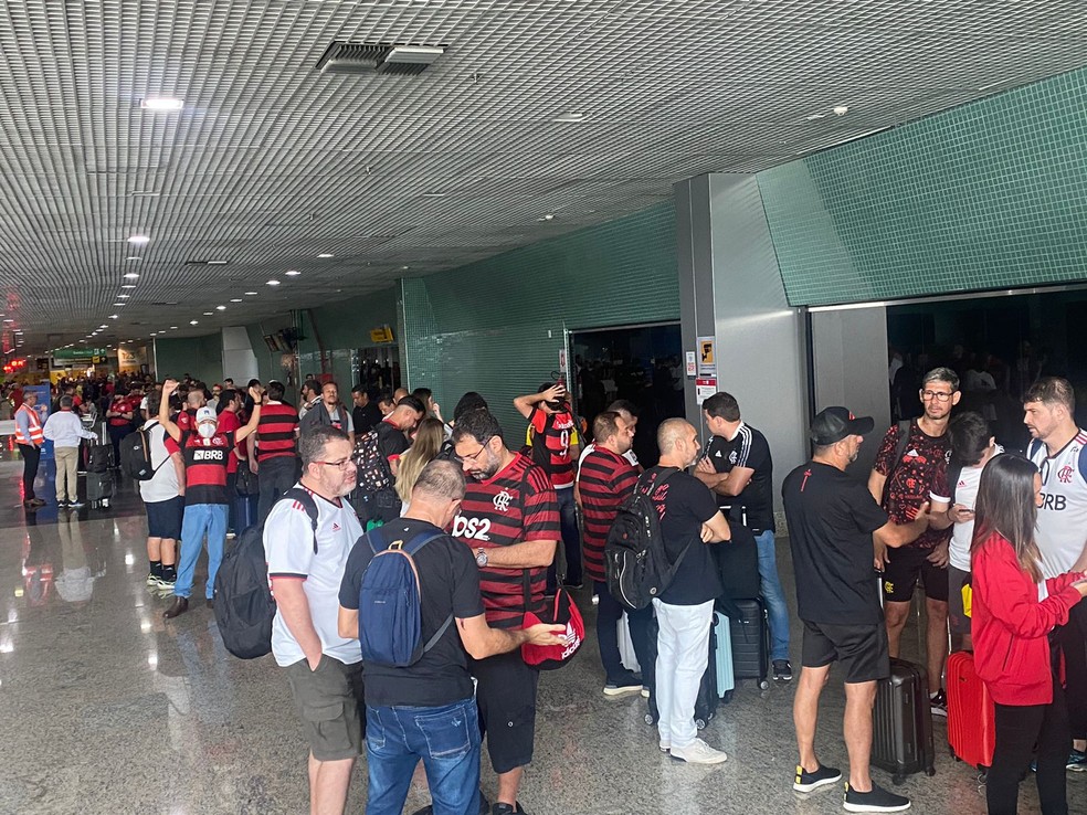 Torcedores aguardam no Aeroporto de Manaus &mdash; Foto: Divulga&ccedil;&atilde;o