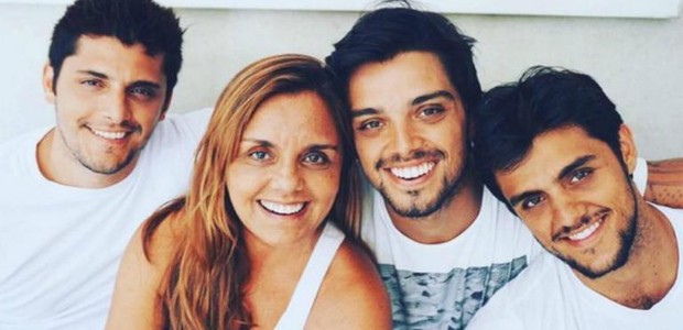 Bruno Gissoni, Rodrigo Simas e Felipe Simas com a mãe, Ana Sang (Foto: Reprodução/Instagram)