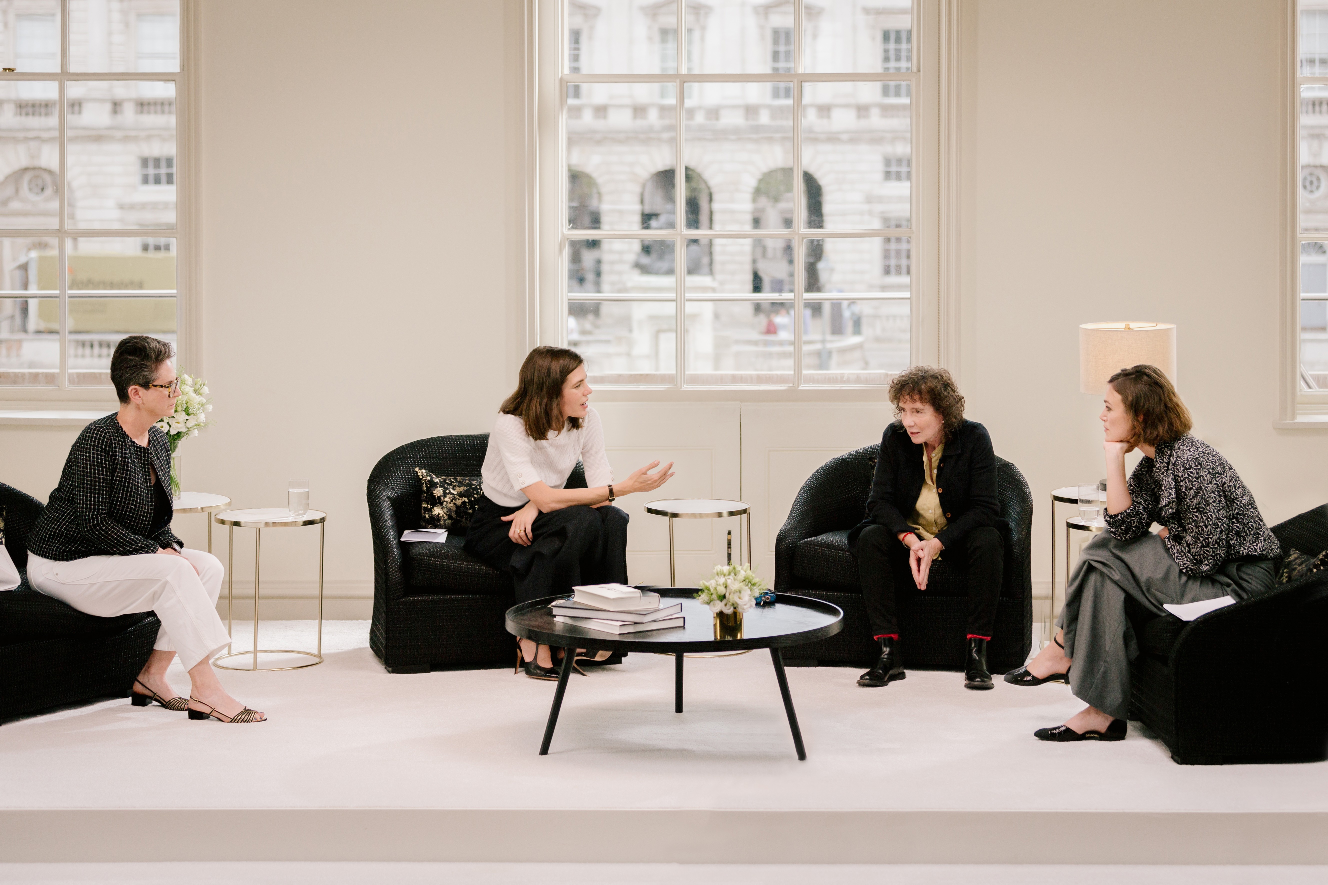 As escritoras Erica Wagner e Jeanette Winterson, a atriz Keira Knightley discutem a obra de Virginia Woolf, com mediação de Charlotte Casiraghi (segunda a partir da esquerda)  (Foto: Divulgação Chanel)