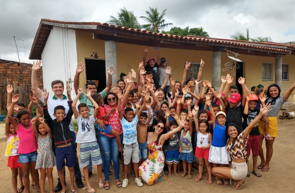 Empresa que doou o fornecimento de ovos também distribuiu presentes para as crianças carentes de uma comunidade de Pajuçara. — Foto: Almir Gadelha/Sistema Verdes Mares