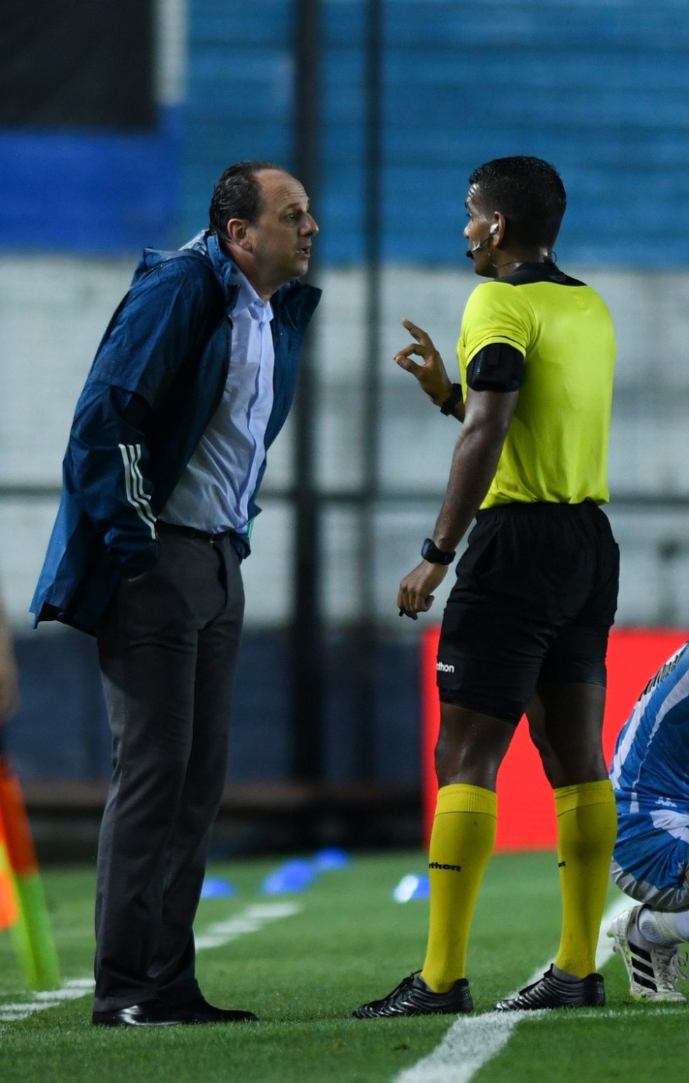 Rogério Ceni reclama do árbitro Alexis Herrera — Foto: Staff images /CONMEBOL