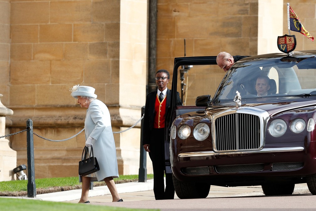 Rainha Elizabeth chega para o casamento de sua neta, a princesa Eugenie, no Castelo de Windsor, em foto de 2018 — Foto: Adrian Dennis/Pool/Reuters/Arquivo