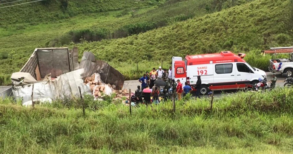 Motorista ferido em acidente em Viçosa foi levado ao HGE, em Maceió — Foto: Corpo de Bombeiros/Ascom