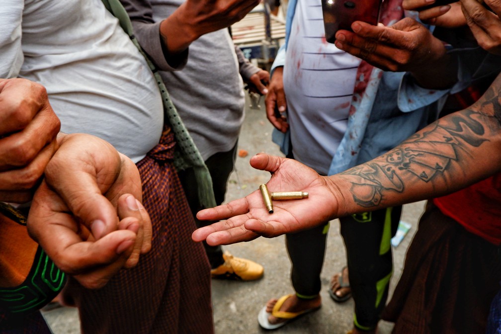 Homem mostra cartuchos de balas que teriam sido disparadas durante protesto contra o golpe militar em Mianmar, em foto de 20 de fevereiro de 2021 — Foto: Reuters/Stringer