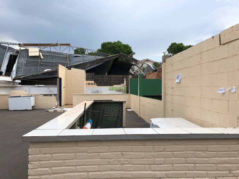 Vendaval derrubou cobertura no Poliesportivo de Adamantina — Foto: David de Tarso/TV Fronteira