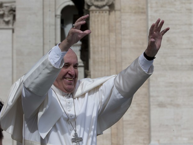 O Papa Francisco usa linguagem de sinais durante audiência semanal na Praça de São Pedro  (Foto: Alessandra Tarantino/AP)