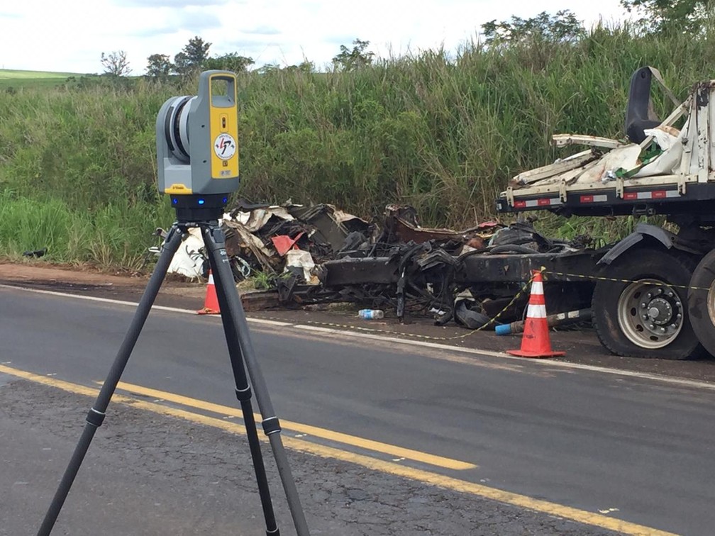 Polícia Científica realizou, na tarde desta terça-feira (22), o mapeamento do local do acidente entre um ônibus e o caminhão, em Parapuã — Foto: Murilo Zara/TV Fronteira