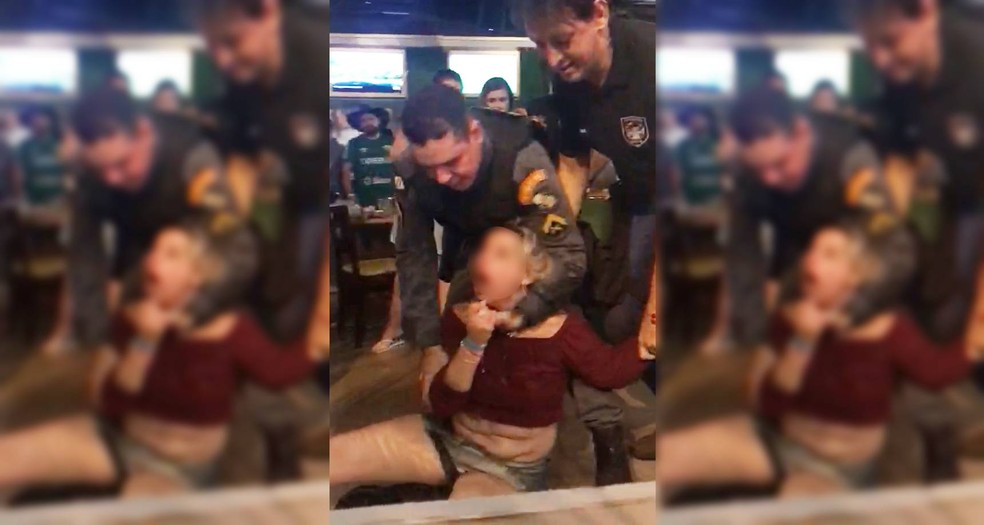 Cliente jogou cerveja em viatura e em policial e foi presa por desacato em Cuiab&aacute; &mdash; Foto: Divulga&ccedil;&atilde;o