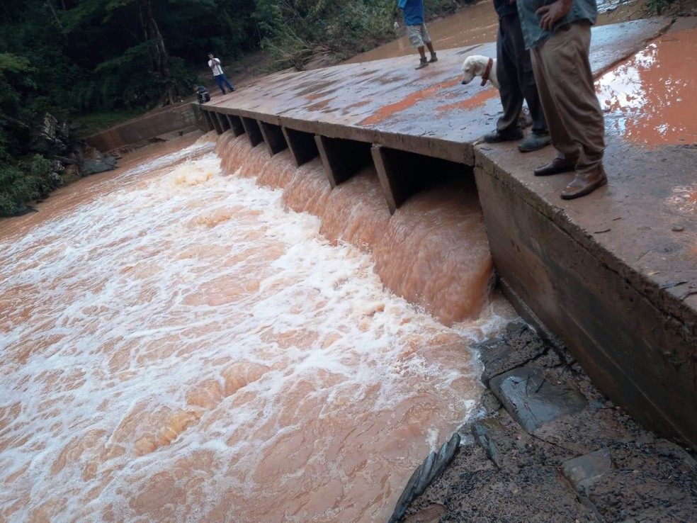 Homem passava em ponte montado a cavalo e caiu no rio — Foto: Prefeitura/Divulgação