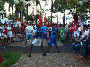 Protesto em Uberaba pró-Dilma dancinha (Foto: Alex Rocha/G1)