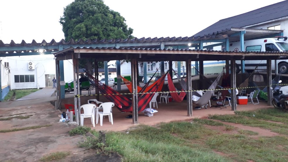 Familiares de pacientes internados no Hospital de Campanha de Guajará-Mirim, dormem do lado de fora do hospital — Foto: Reprodução/Redes Sociais