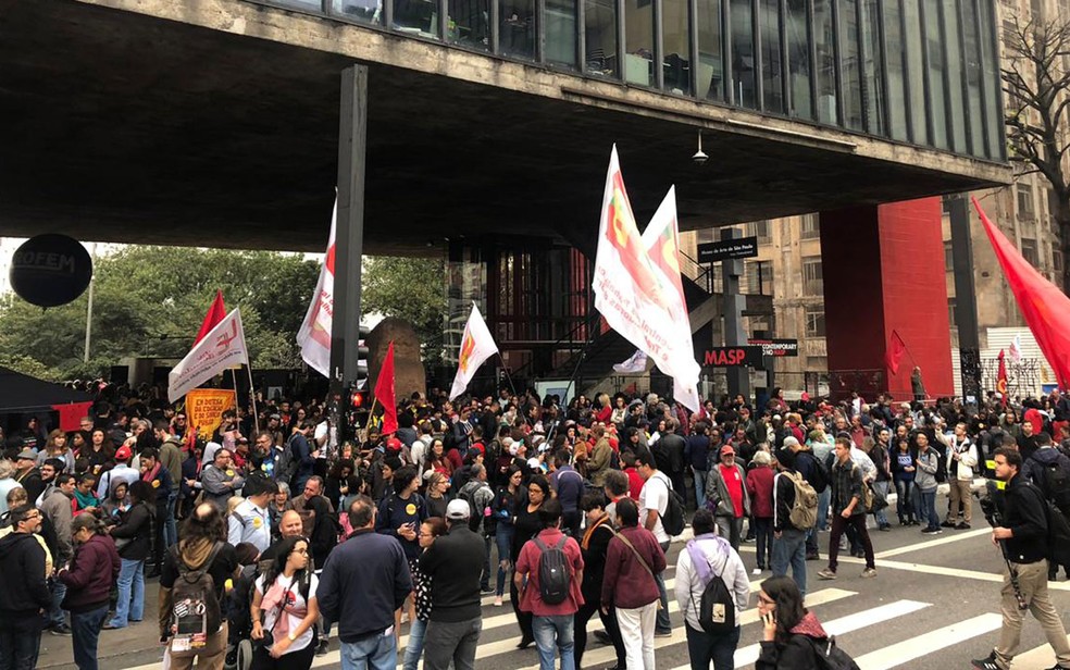 Manifestantes se reúnem no vão do Masp — Foto: Patrícia Figueiredo/G1