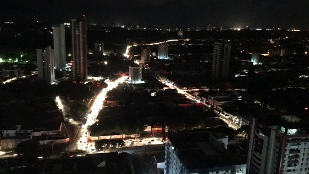 Com apagÃ£o, JoÃ£o Pessoa ficou iluminada apenas por farÃ³is dos carros e prÃ©dios com geradores (Foto: Gabriela Muniz/TV Cabo Branco)