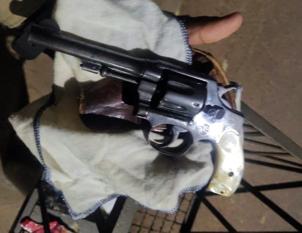 Revólver apreendido de um dos envolvidos no roubo das cabeças de gado em Abadia dos Dourados  — Foto: PM/Divulgação