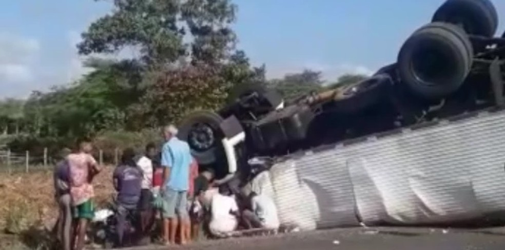 Acidente envolvendo dois caminhões deixa uma pessoa ferida na BR-135, no Maranhão — Foto: Reprodução/Redes sociais
