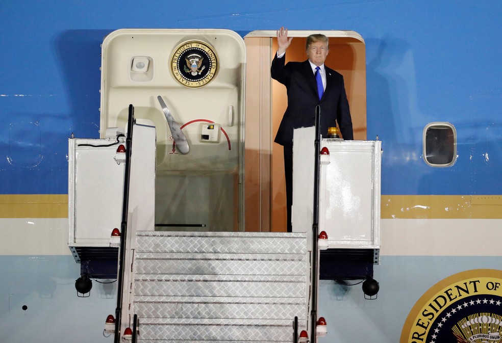 Presidente dos Estados Unidos, Donald Trump, chega à base aérea Paya Lebarm em Singapura, neste domingo (10)  (Foto: Kim Kyung-Hoon/ Reuters)