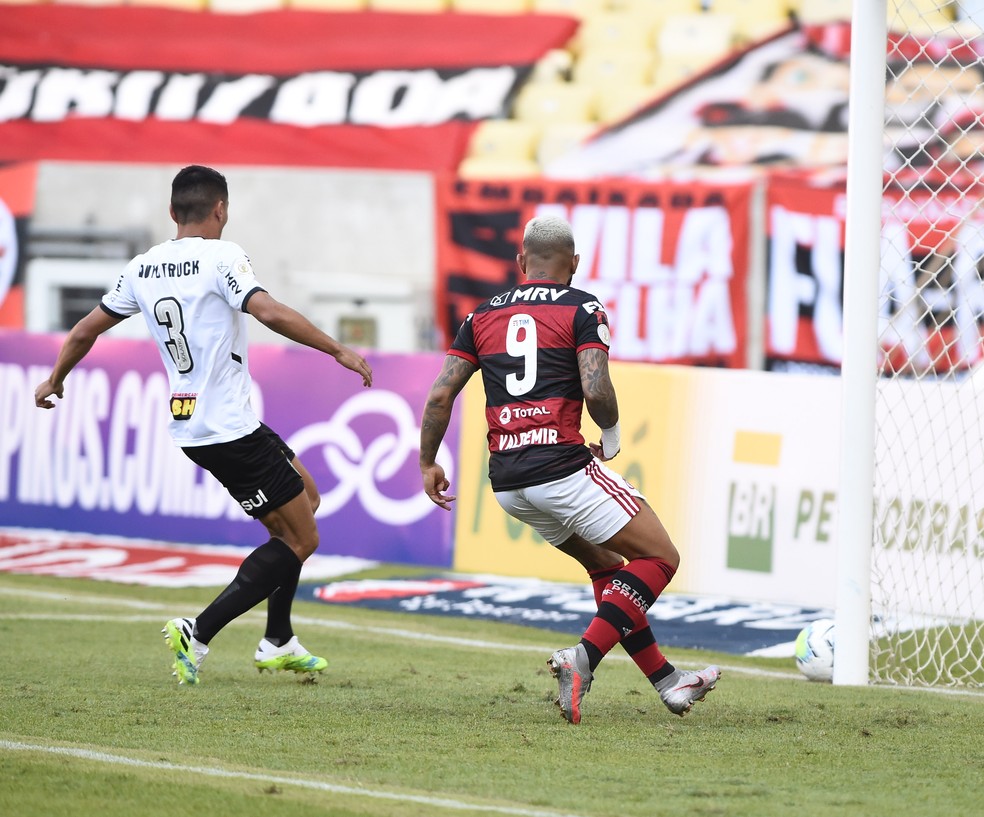 Gabigol, do Flamengo, e Júnior Alonso, do Atlético-MG, observam Bruno Henrique perder chance incrível — Foto: André Durão