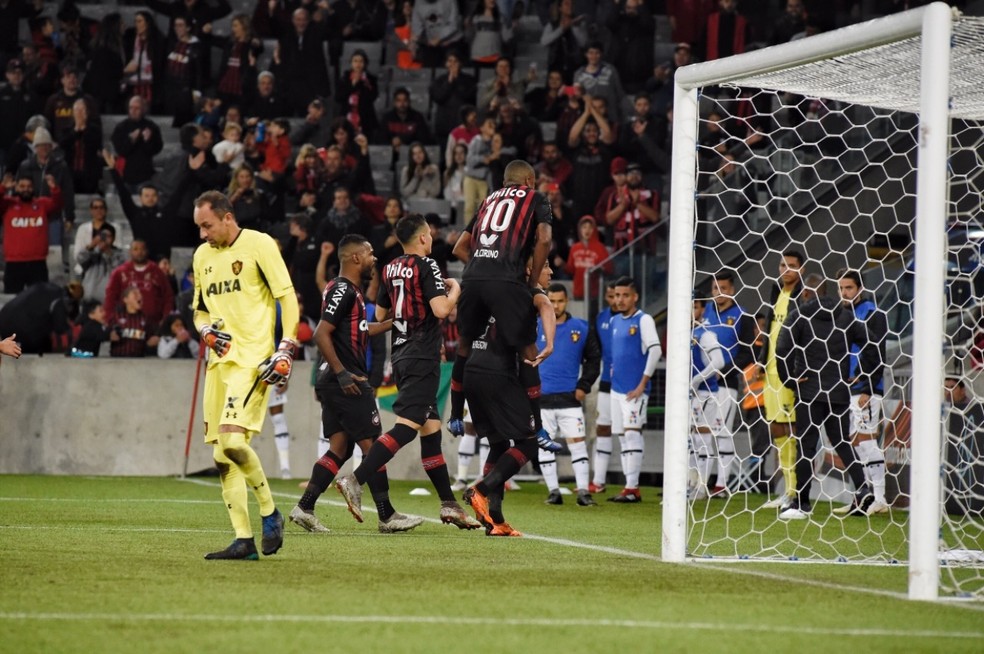 Sport é goleado pelo Atlético-PR e ainda perde Magrão, lesionado — Foto: Denis Ferreira Netto/Gazeta do Povo