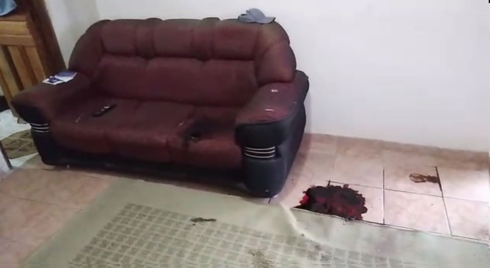 Vídeo gravado após a perícia mostra a cena do crime em residência de Itaóca, SP — Foto: Reprodução
