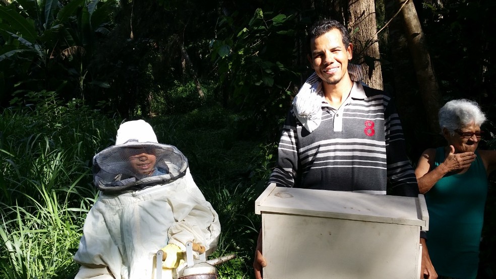 Arthur acompanha trabalho de apicultor no sítio onde morava e estudava — Foto: Arquivo pessoal