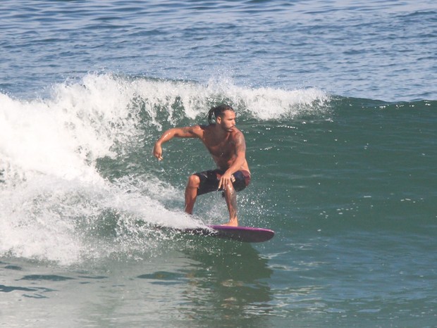 Enzo Romani surfa e exibe bronzeado no Rio (Foto: Fabricio Pioyani/AgNews)