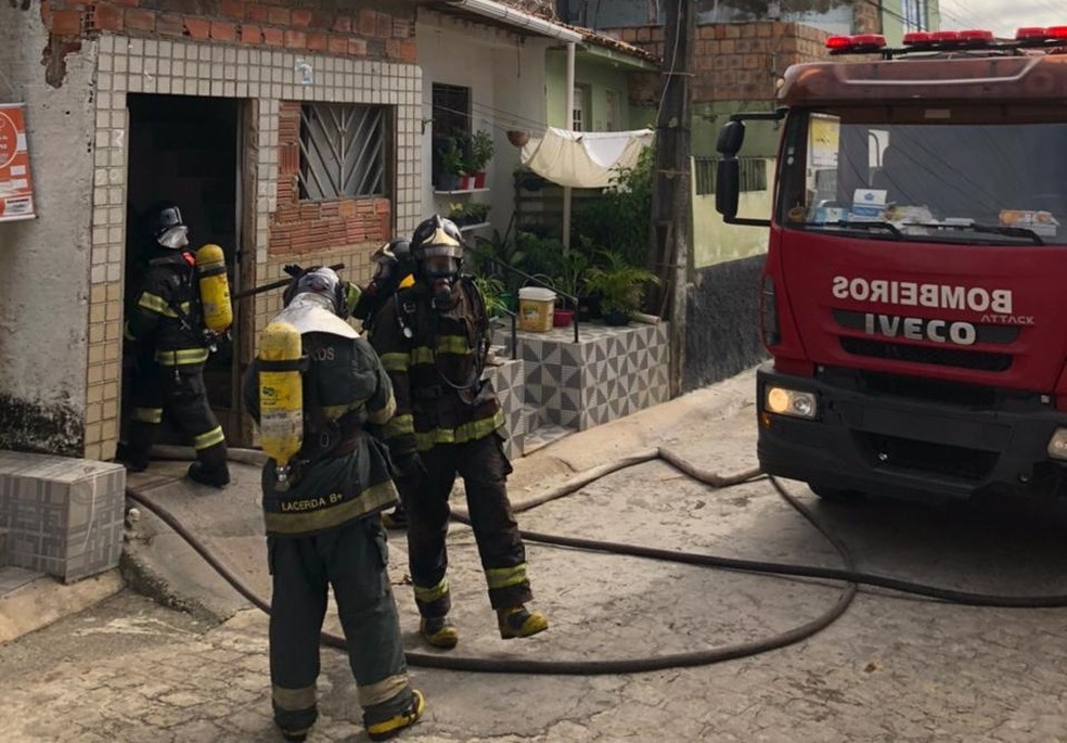 Bombeiros controlam chamas em residência no Jacintinho, em Maceió — Foto: Ascom/Bombeiros Alagoas 