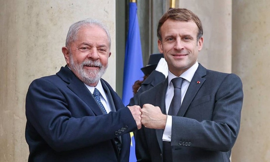 Lula e Macron em Paris depois da eleição do petista à Presidência
