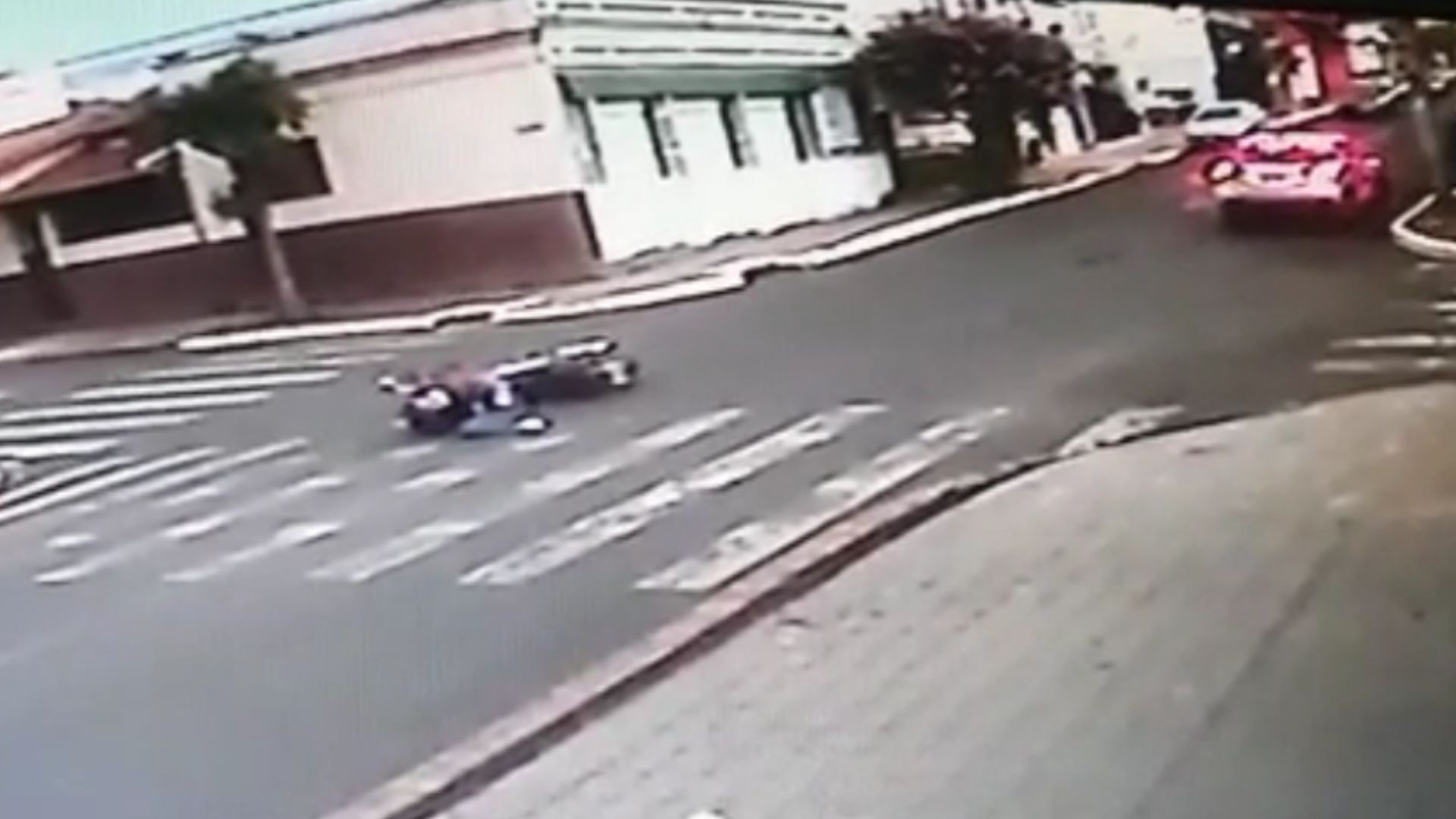 Motociclista tem fratura exposta ao ser atingida por motorista que errou conversão em Jaú; vídeo