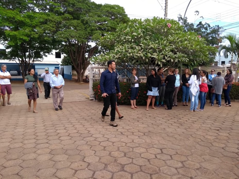 Ismael (ao centro da foto) chega para o júri em Cerejeiras.  (Foto: Eliete Marques/G1)