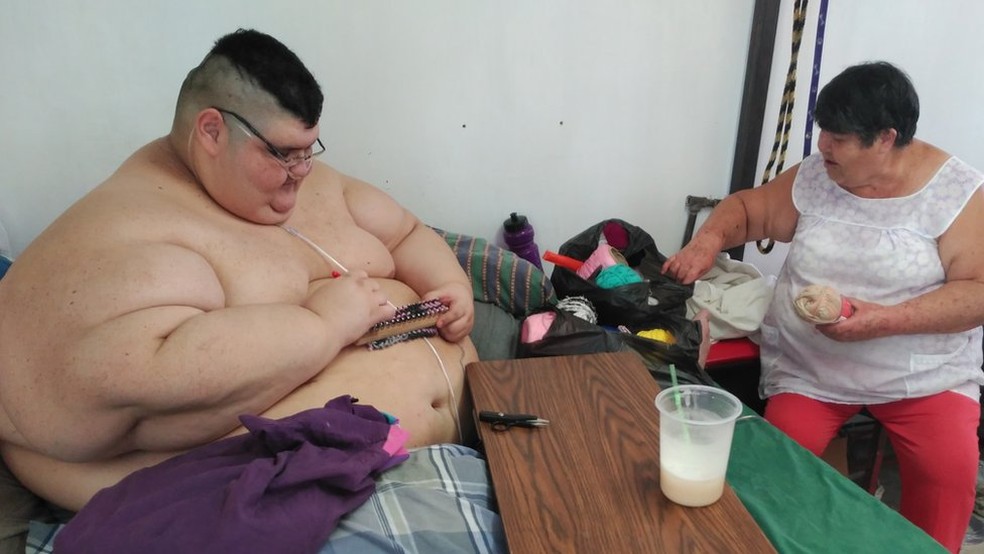 Os cachecóis tecidos por Franco e pela mãe garantem parte da renda da família (Foto: BBC)