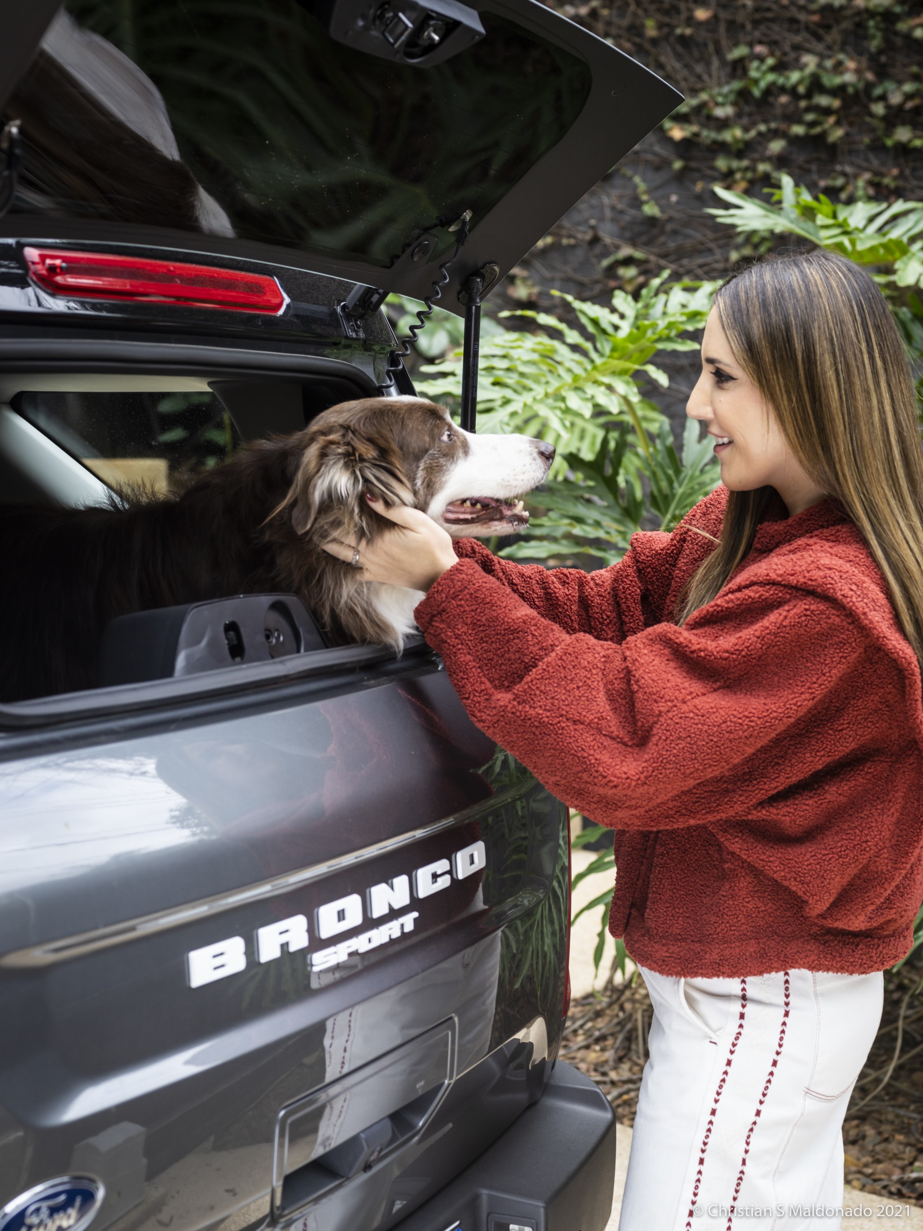 Lilly Sarti com o novo Ford Bronco Sport 2021 (Foto: Divulgação)
