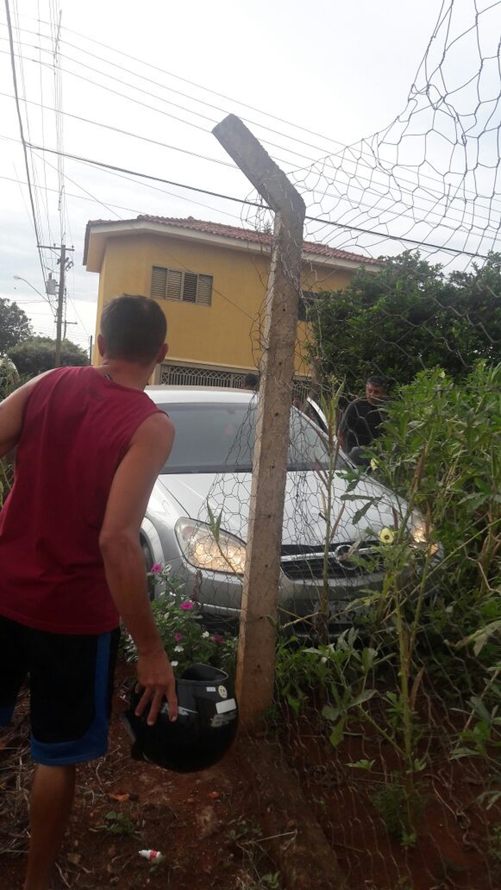 Mulher bateu carro em alambrado antes de ser morta a tiros em Pitangueiras, SP (Foto: Reprodução/Redes sociais)