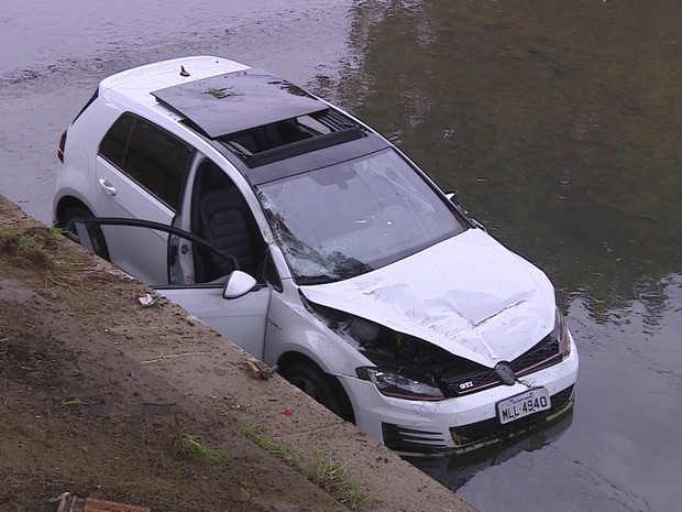 Carro caiu no Arroio Dilúvio, em Porto Alegre, neste sábado (3) (Foto: Reprodução/Concepa)