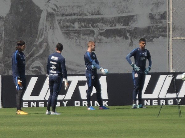 Cássio antecipa volta da Seleção e treina com mais cinco goleiros no Corinthians