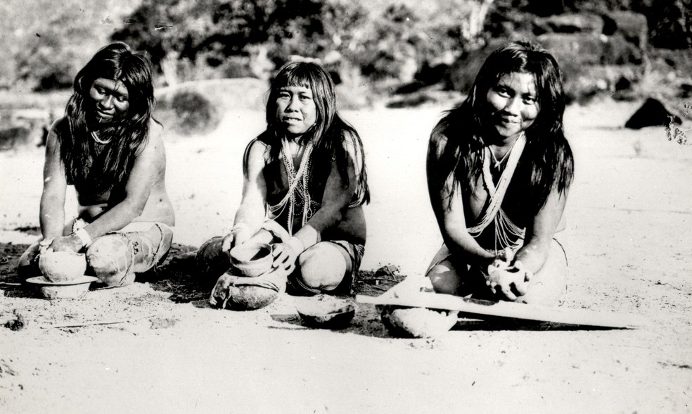 Três indígenas macuxis e wapichanas sorriem em fotografia tirada em 1911 — Foto: Fotografia/Theodor Koch-Grünberg/Acervo/Maurício Zouein