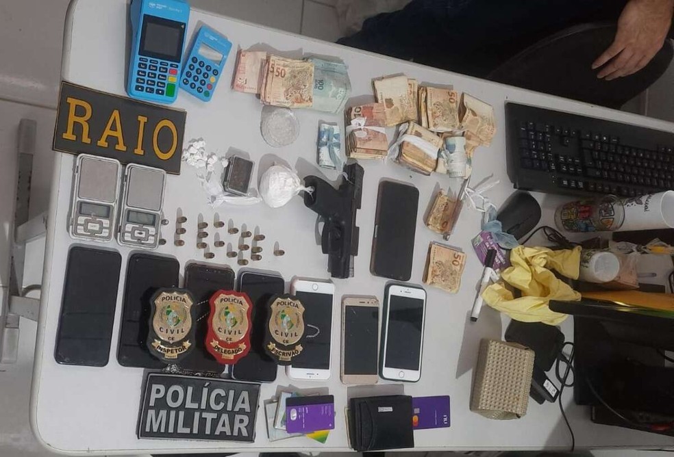 Polícia apreendeu arma, drogas, munições, dinheiro entre outros materiais com pai e filho em Camocim. — Foto: Polícia Civil/ Divulgação