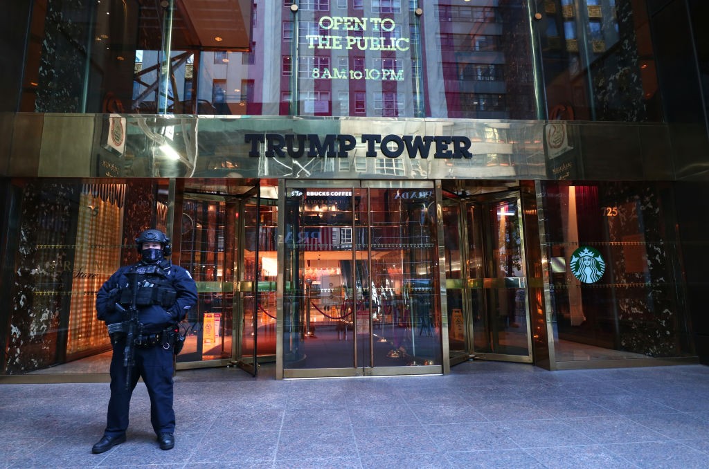 NEW YORK, NY - OCTOBER 31: An NYPD police officer stands guard outside the Trump Tower on Fifth Avenue on October 31, 2020 in New York City. (Photo by Gary Hershorn/Getty Images) (Foto: Getty Images)