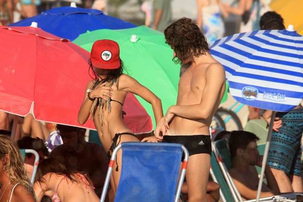Pally Siqueira curte praia e compara marquinha com amigo (Foto: Julio Cesar / AgNews)