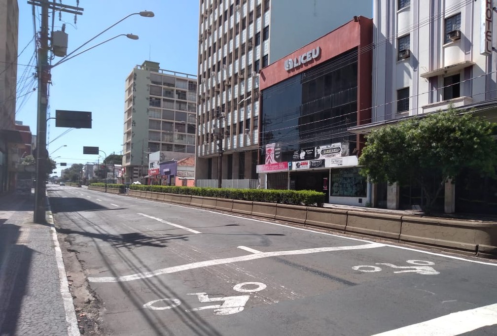 BAURU (SP) - A avenida Rodrigues Alves, no centro de Bauru, uma das mais movimentadas da cidade completamente vazia nesta quinta-feira (26) — Foto: Fernanda Ubaid / TV TEM 