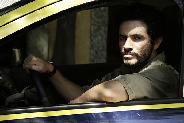 O protagonista Vinicius de Oliveira como o taxista João, da série 'Santo Forte' (Foto: Divulgação)
