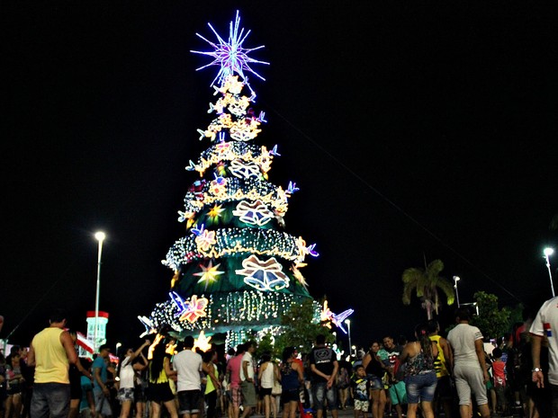 Cerca de 5 mil pessoas acompanharam a inauguração da árvore de Natal na Ponta Negra (Foto: Ive Rylo/G1 AM)