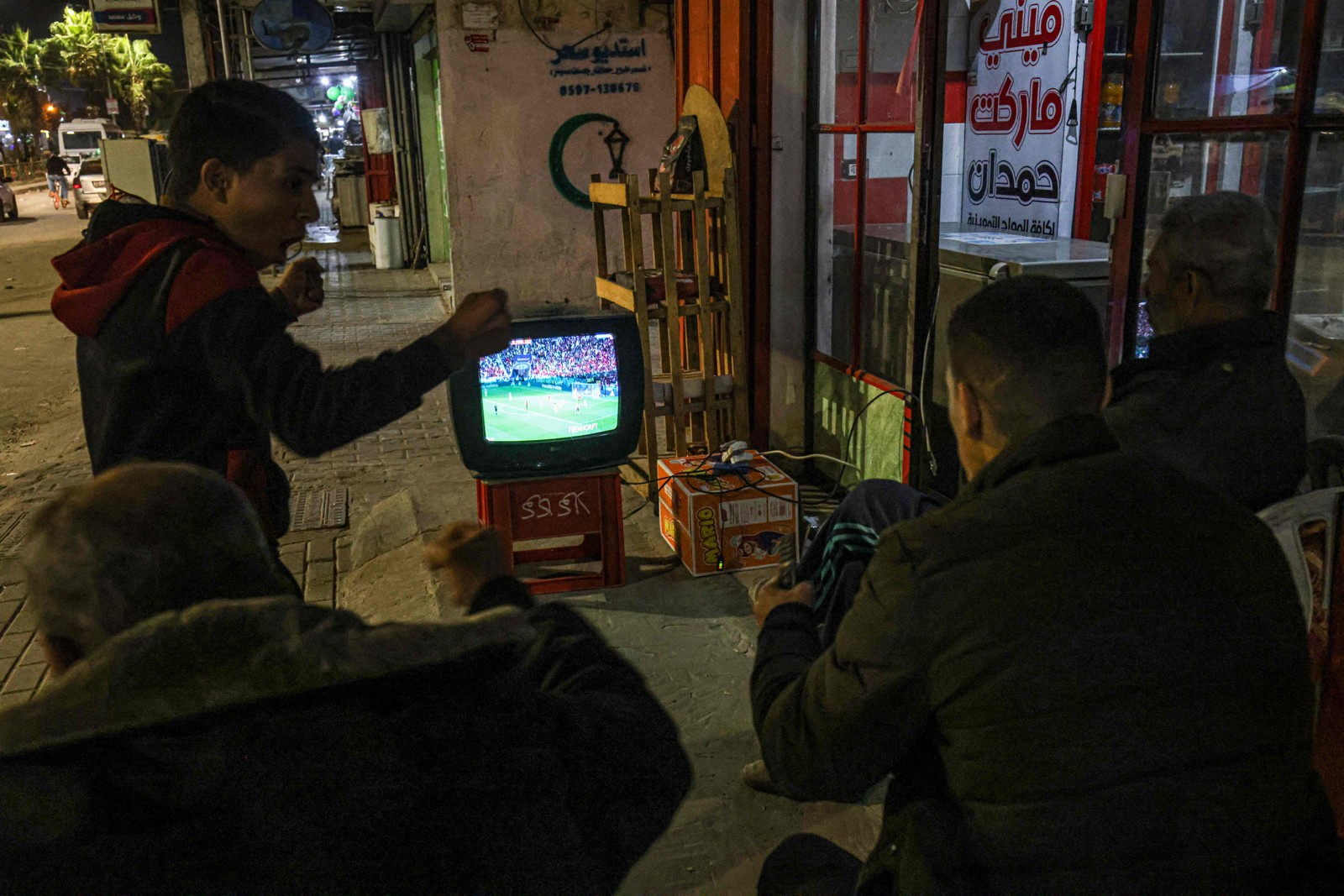 Palestinos comemoram ao gol que deu a classificação a Marrocos — Foto: SAID KHATIB/AFP