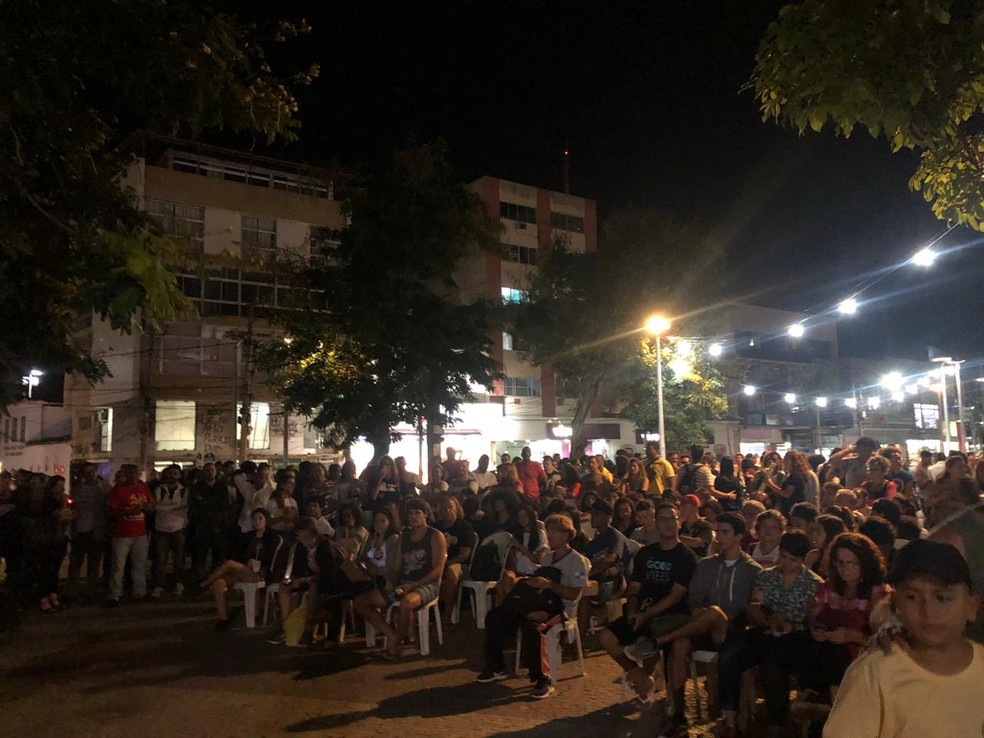 CABO FRIO, 18H15: Manifestantes participam de aulão na Praça Porto Rocha, no Centro  — Foto: Carol Werkhaizer/Arquivo pessoal 