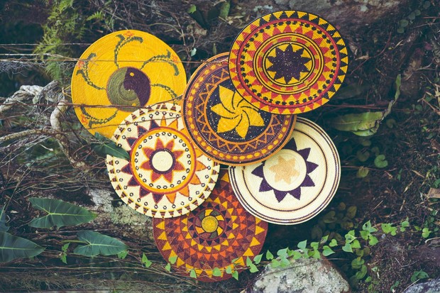 Mandala feita de palha de tucumã e tingida com pigmentos naturais das florestas nativas da bacia do Rio Tapajós (Foto: Divulgação/Tucum Brasil)