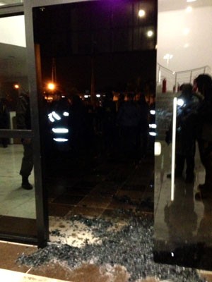 Porta de vidro da prefeitura de São Leopoldo foi quebrada (Foto: Alexandre Santos/ RBS TV)
