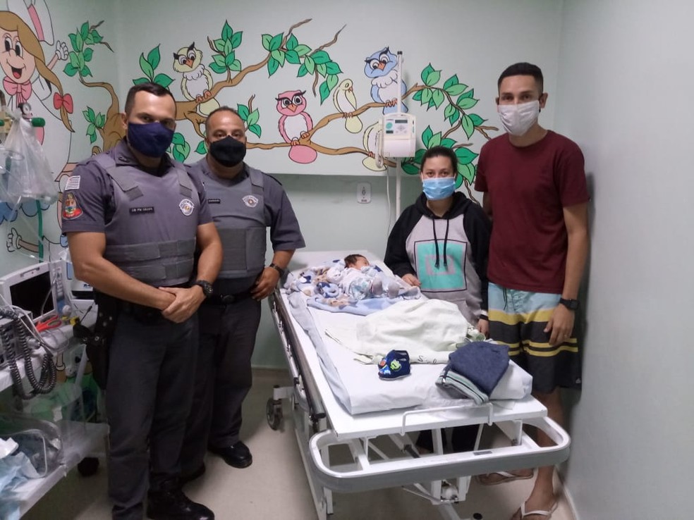 Beb&ecirc; rec&eacute;m-nascido &eacute; salvo ap&oacute;s engasgar em Guaratinguet&aacute; &mdash; Foto: Divulga&ccedil;&atilde;o/Pol&iacute;cia Militar